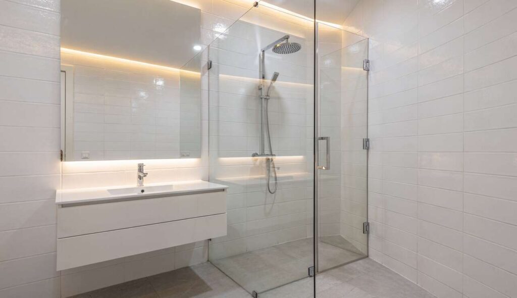 Pomalowałam płytki łazienkowe za 80 zł — po roku nadal wyglądają idealnie