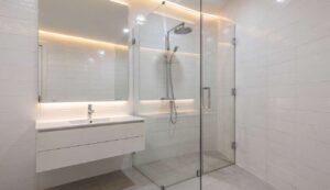 Pomalowałam płytki łazienkowe za 80 zł — po roku nadal wyglądają idealnie