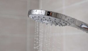 Hydraulik ostrzega: dlaczego sztuczka z octem na prysznic tak naprawdę nie działa