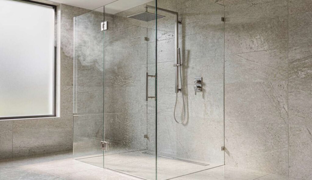 Odpływ w kabinie walk-in ciągle się cofa: Alcaplast wskazuje błąd spadku, który popełnia 60% monterów