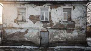 Tynk na elewacji odchodzi płatami po zimie? Baumit wyjaśnia, kiedy wystarczy naprawa punktowa