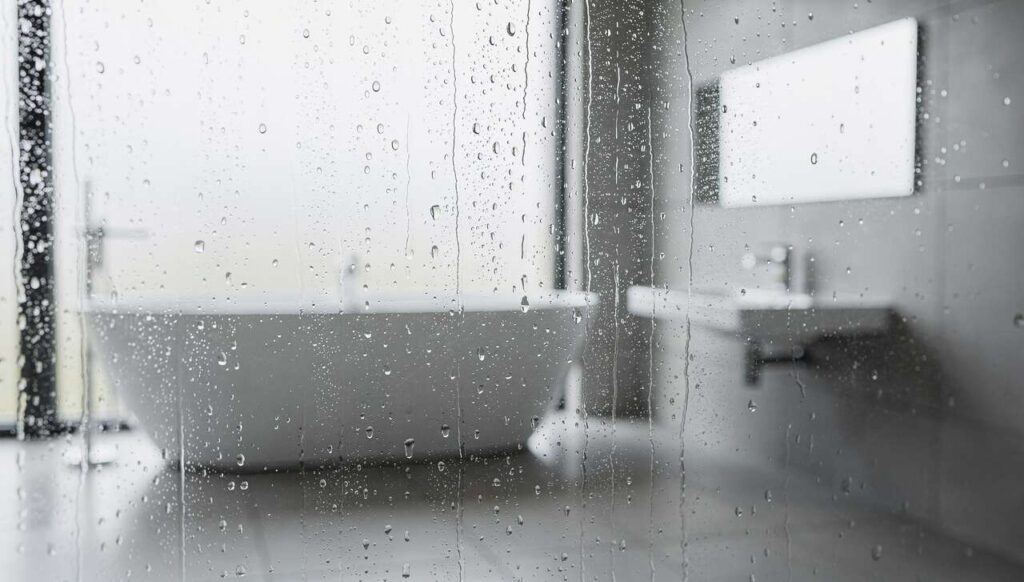 Okno w łazience paruje od wewnątrz? Velux wyjaśnia, dlaczego wietrzenie nie rozwiąże problemu!