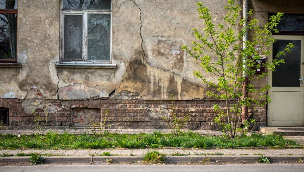 Pęknięcia na elewacji po zimie, które widać gołym okiem: GUNB wyjaśnia, kiedy to poważny problem