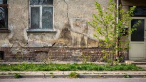 Pęknięcia na elewacji po zimie, które widać gołym okiem: GUNB wyjaśnia, kiedy to poważny problem