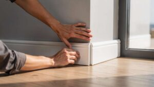 Te listwy przypodłogowe montujesz bez wiercenia w 30 minut: metoda, która trzyma latami