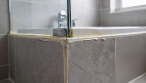 Silikon w łazience zżółkł i pęka? Ceresit podaje jeden warunek, bez którego nowy też nie wytrzyma roku